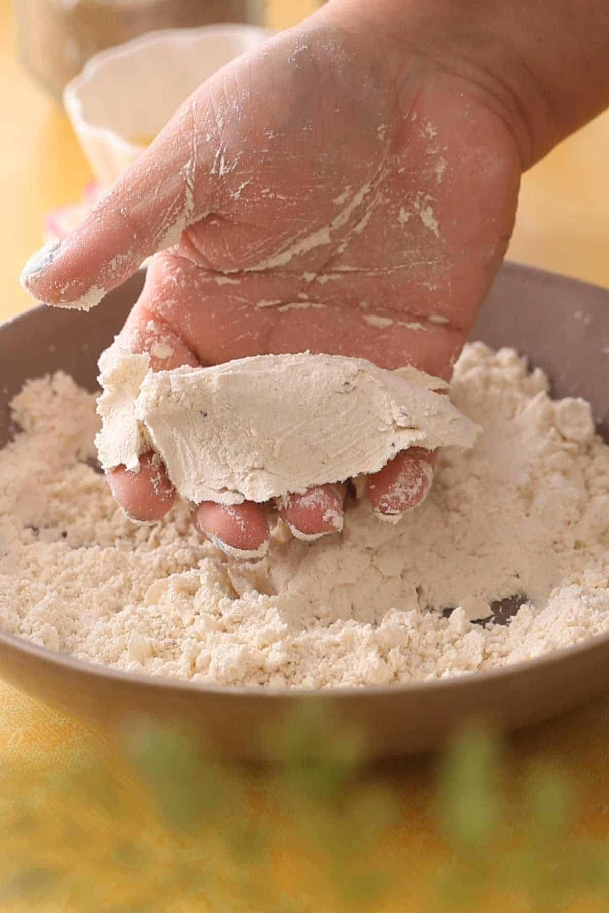 Image showing that the amount of moyan in flour is right since the flour ball is smooth.