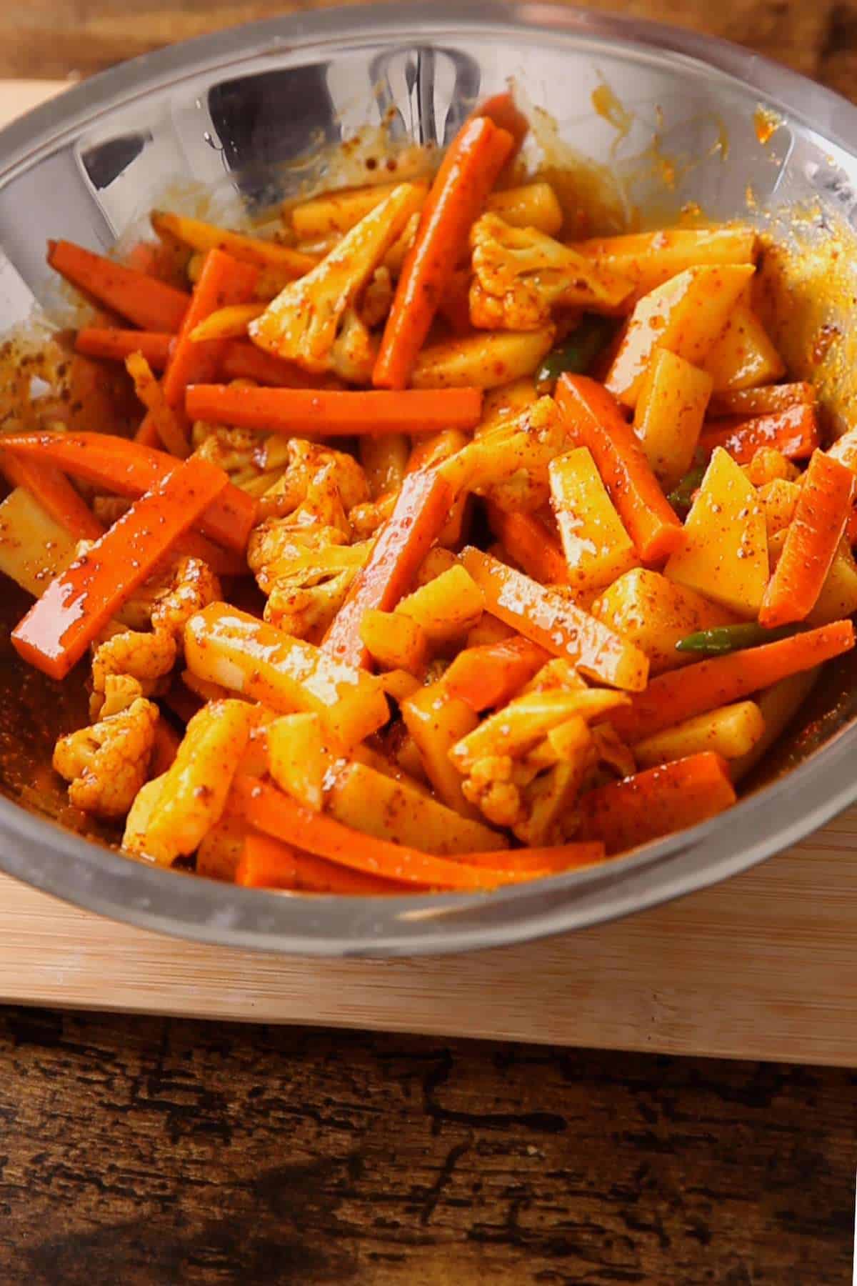 Mix the vegetables and spices thoroughly.