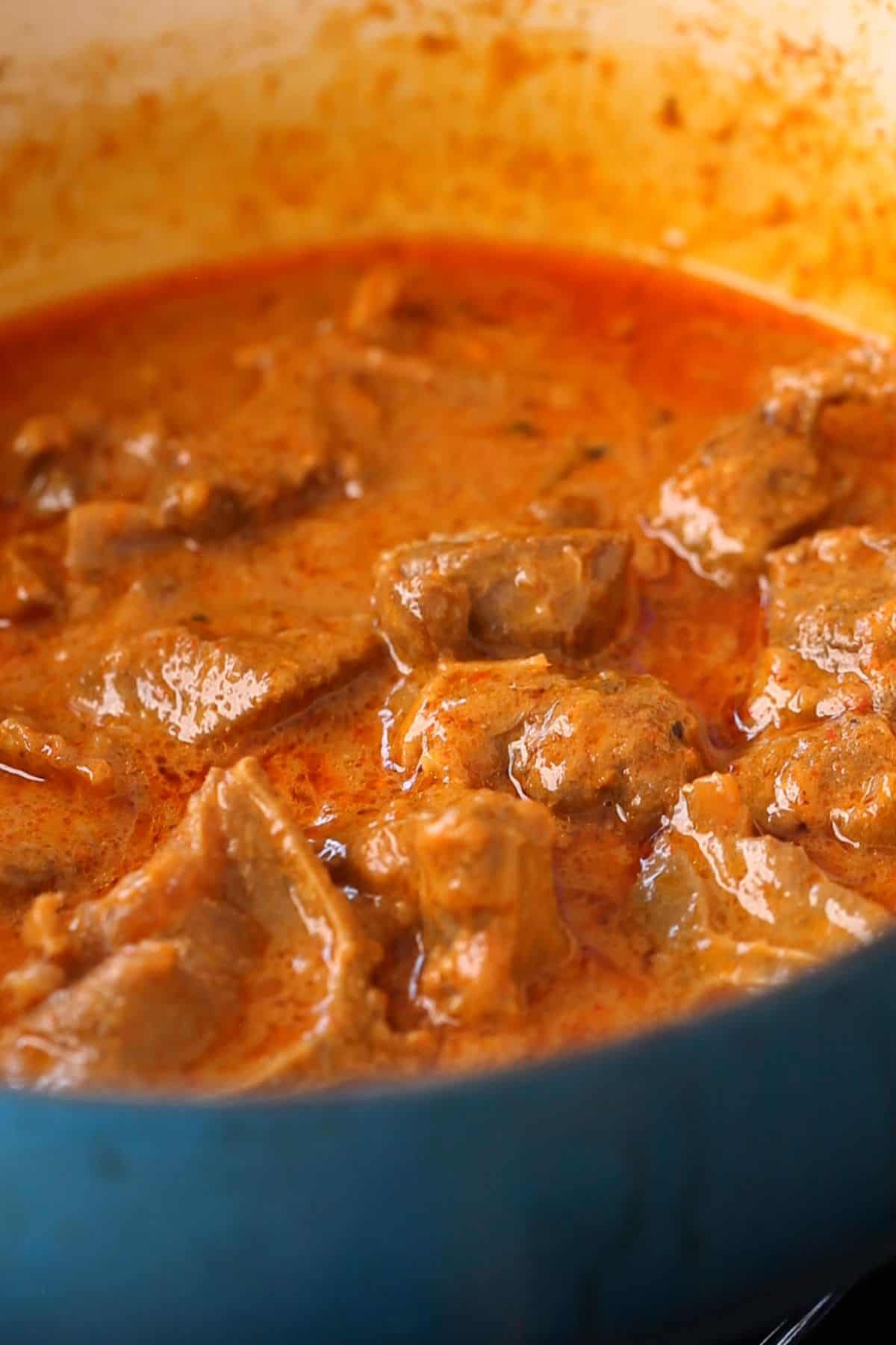 A thin layer of oil seperates on sides of pot indicating that meat is cooked well.