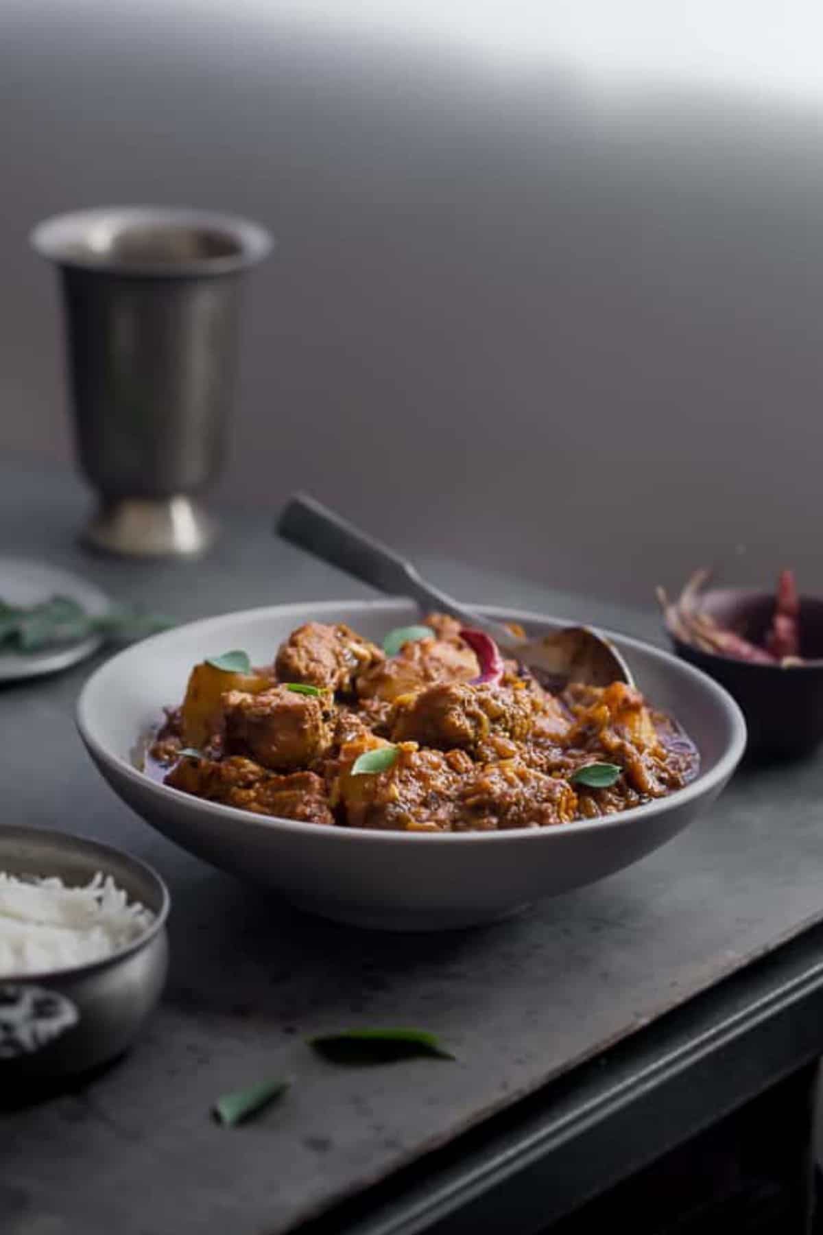 Side view of vindaloo chicken curry.