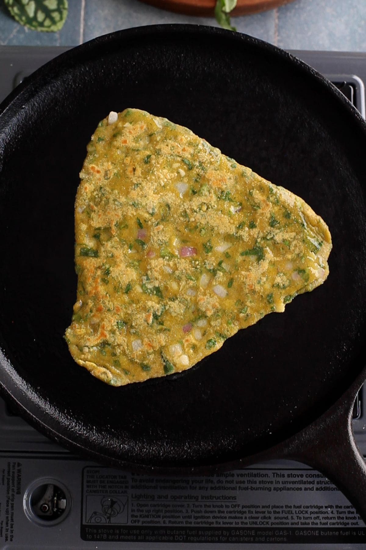 Oil is smeared on sides of methi paratha.