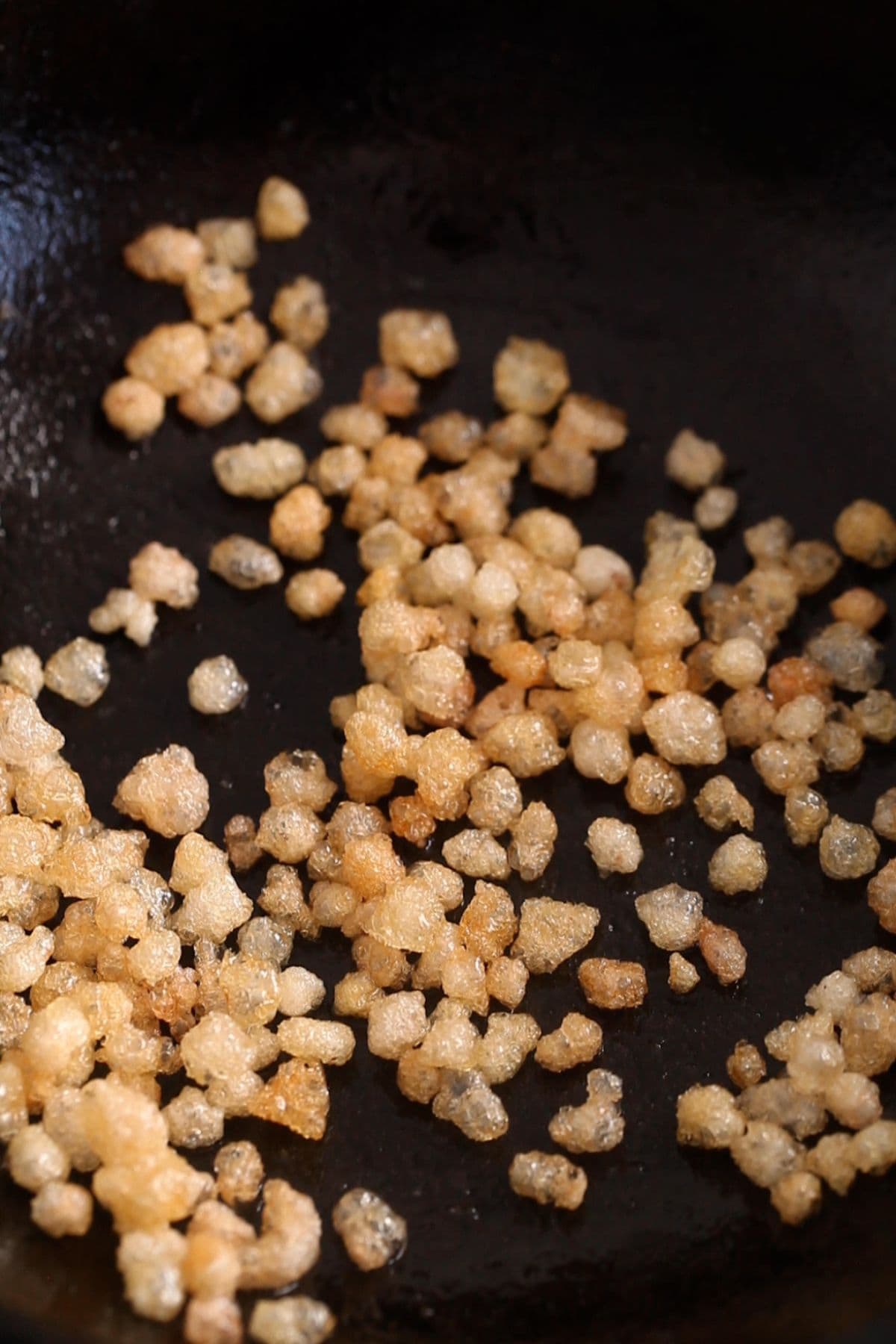 Edible gum crystals are fully puffed up after roasting in ghee.