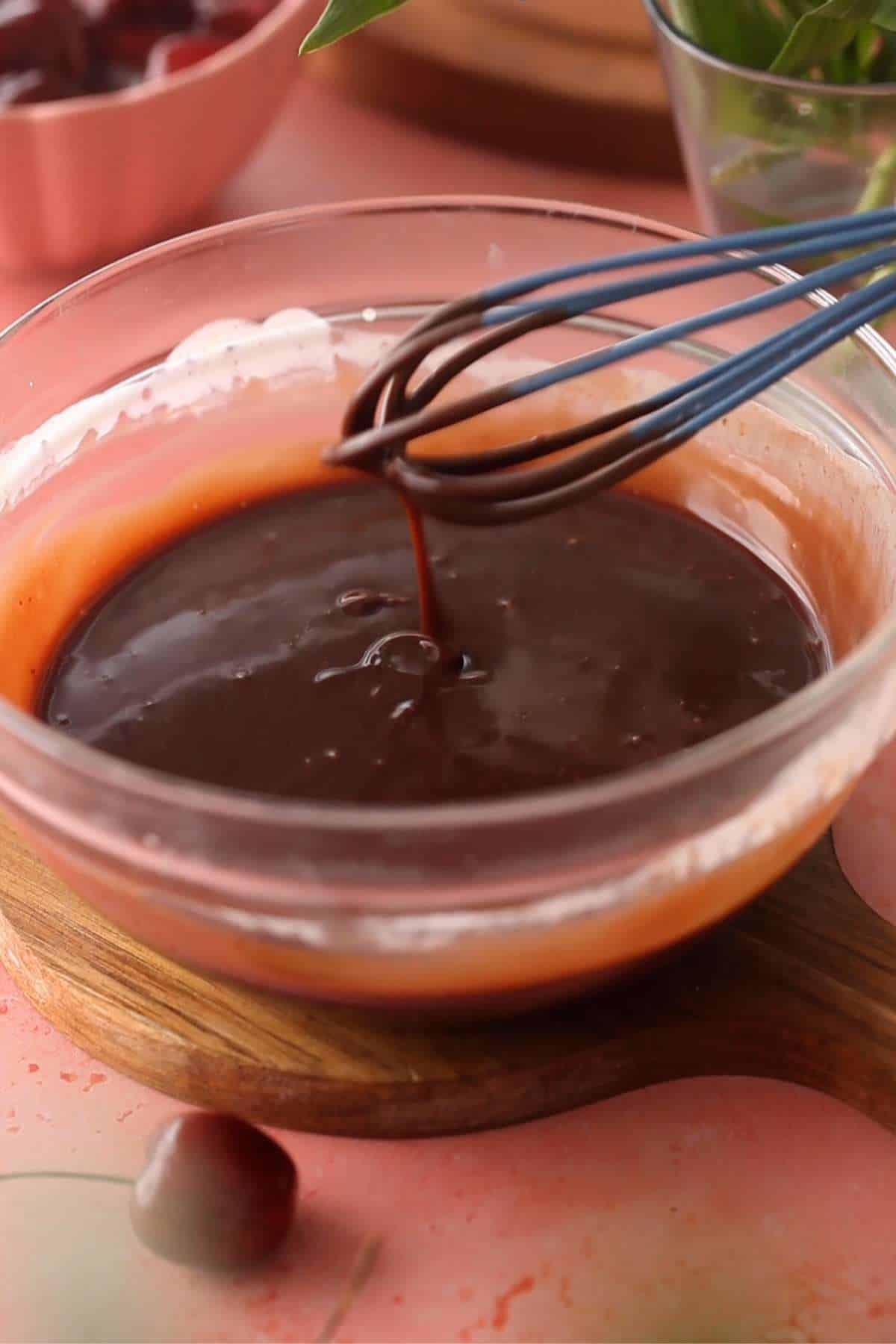 Melted chocolate and heavy cream mixture.