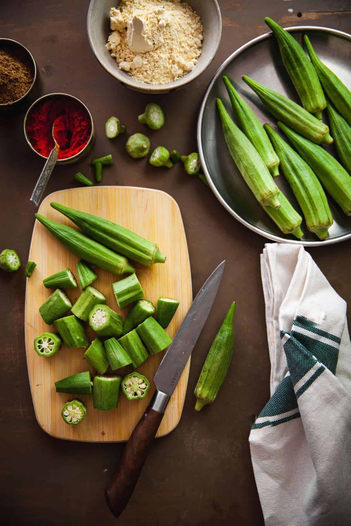 Prepped okra for manning sabzi.