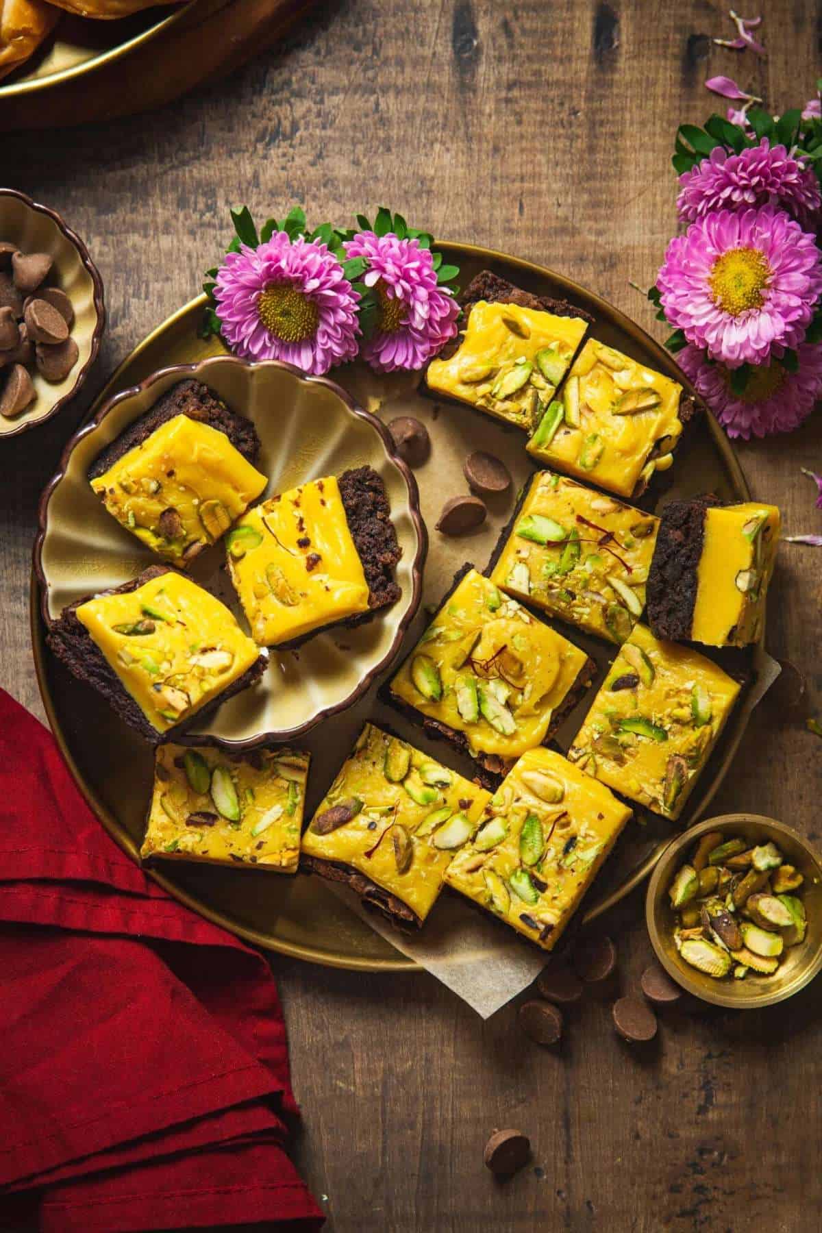 Brownie burfi bites place in a tray with pink flowers. 