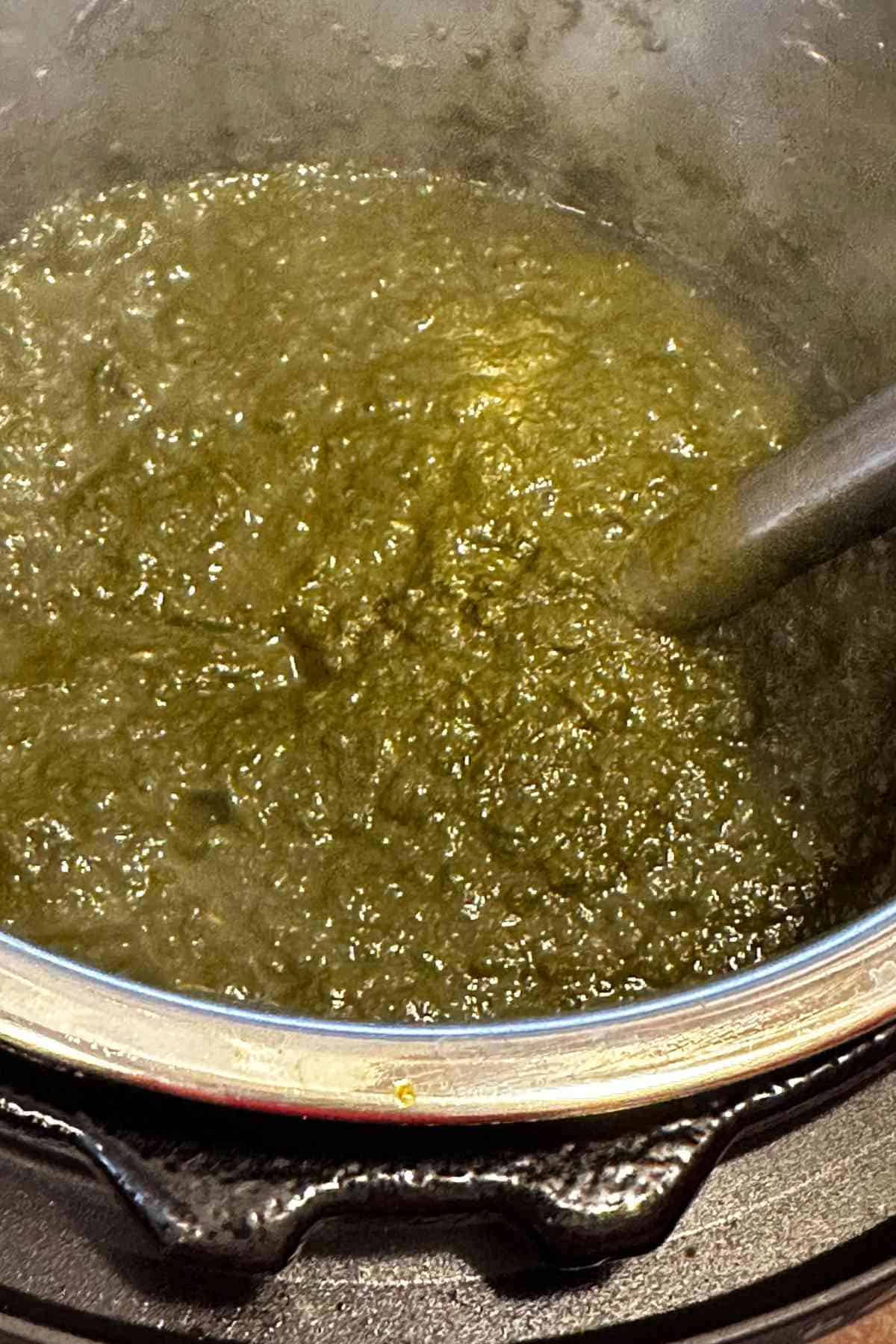 Blending saag using immersion blender.