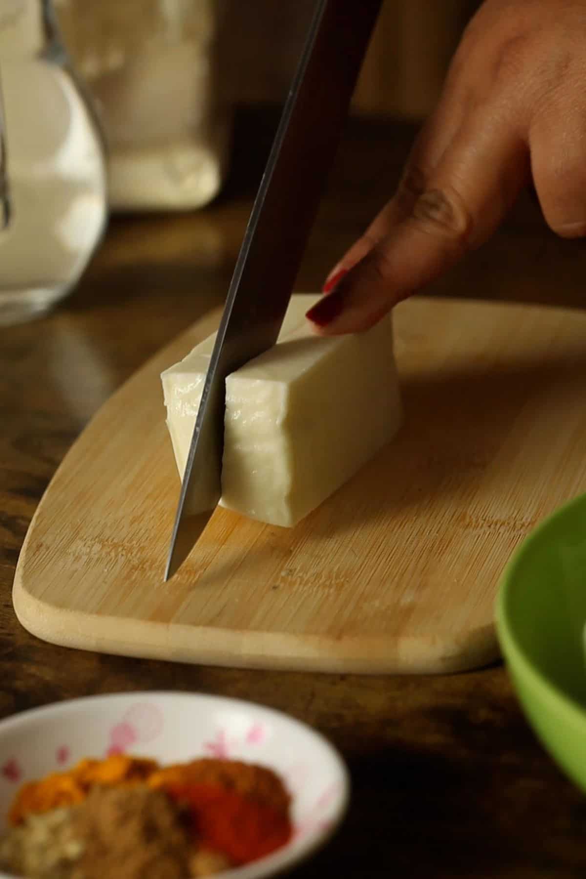 Image showing how to cut paneer for pakora.