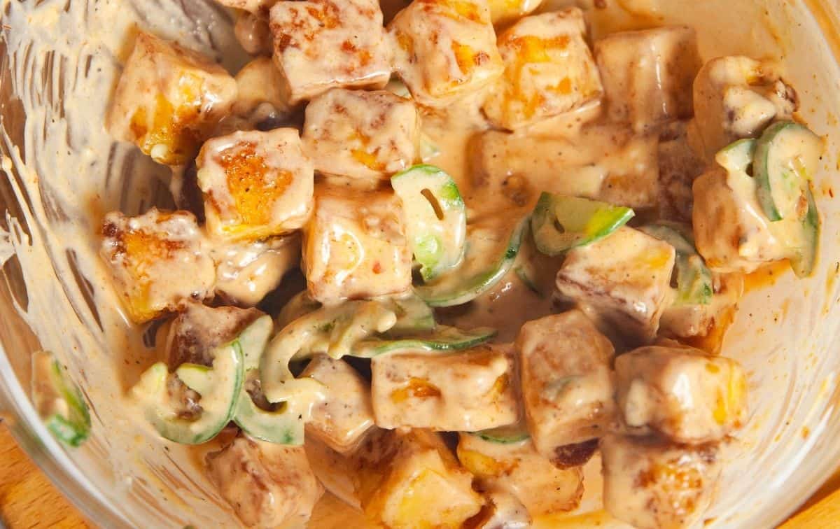 Fried paneer and sliced jalapenis tossed in sauce