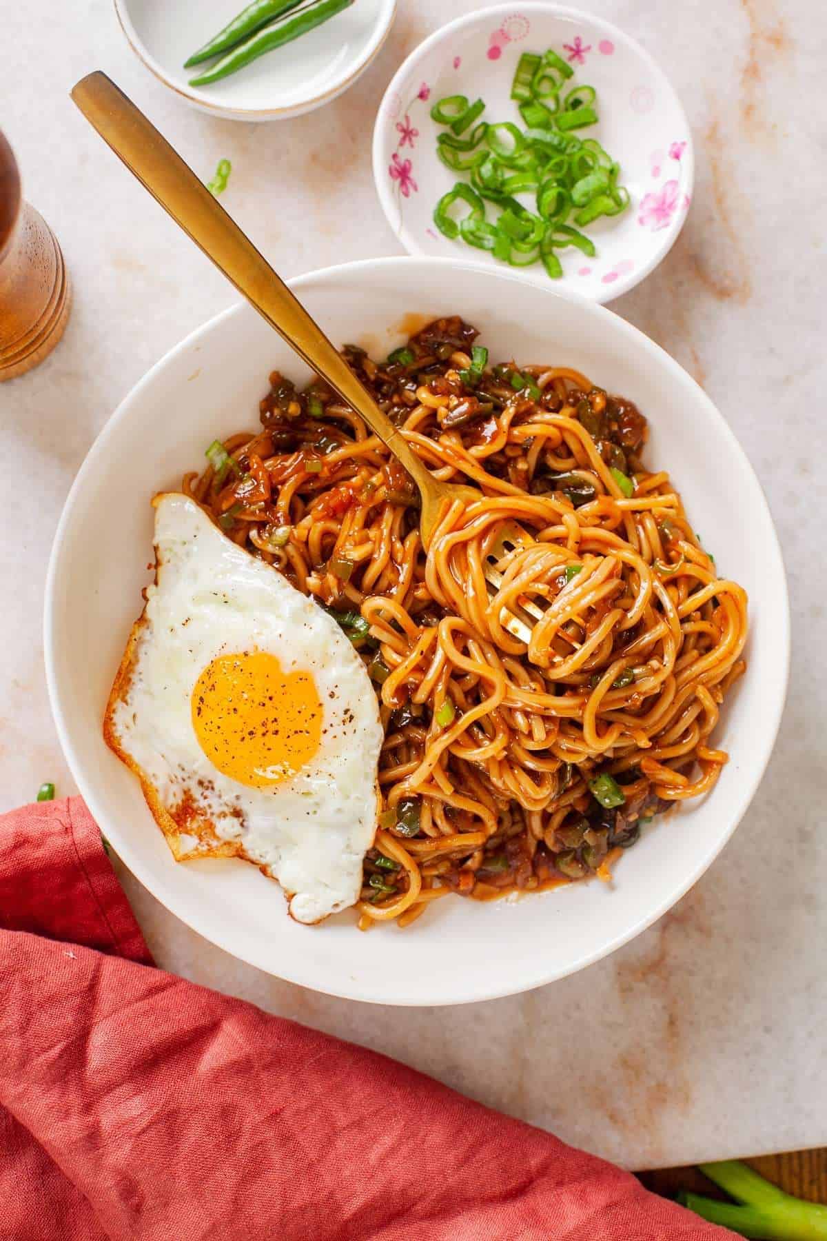 Noodles served with egg