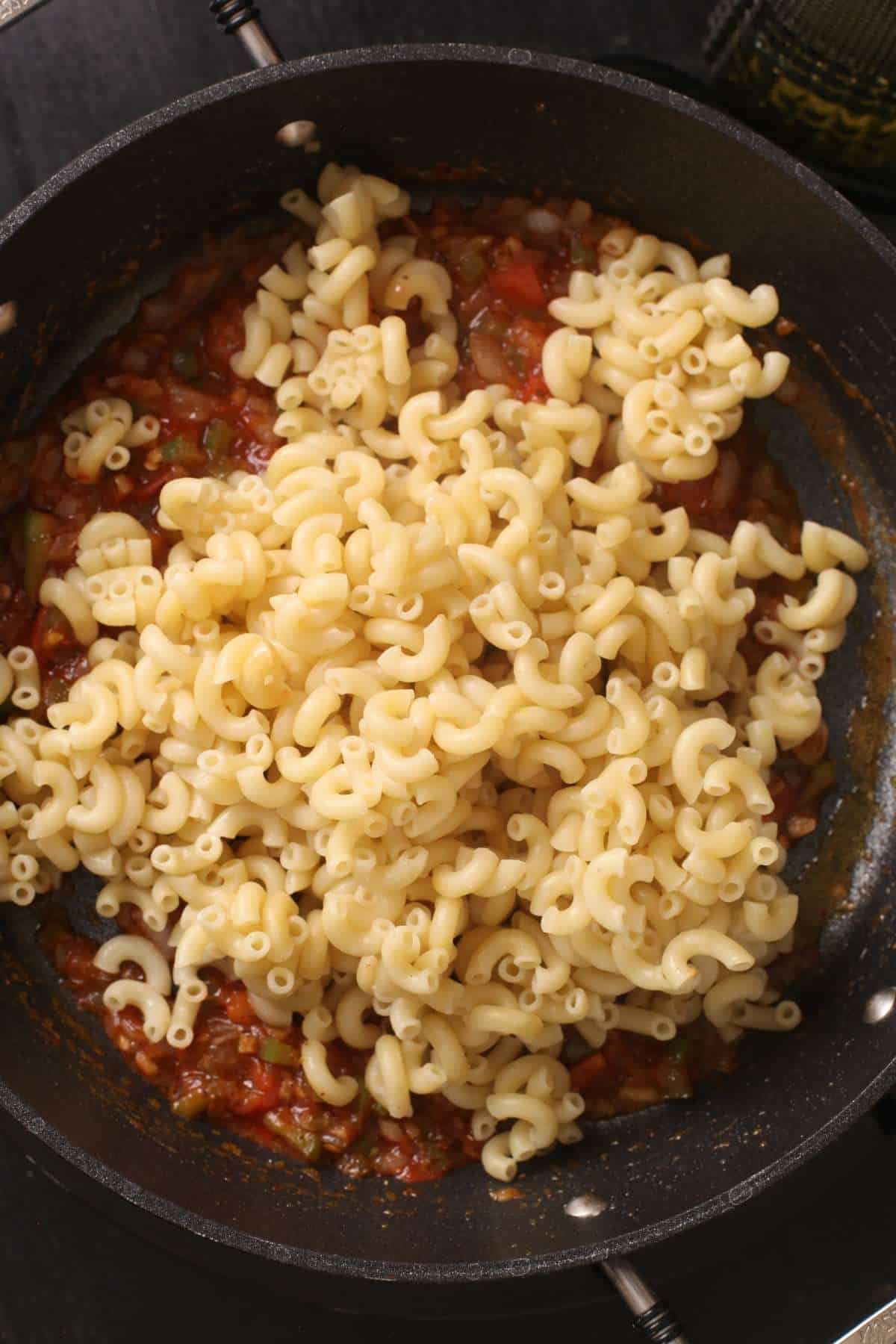 Add cooked pasta to the sauce.