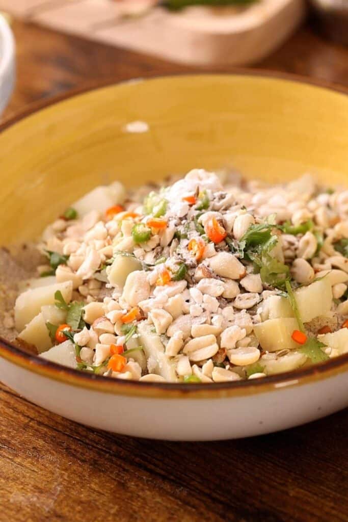 Mix all the pakora ingredients in a bowl.