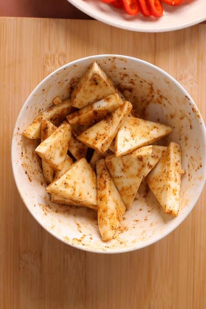 Set aside the paneer to marinate for 10 minutes.