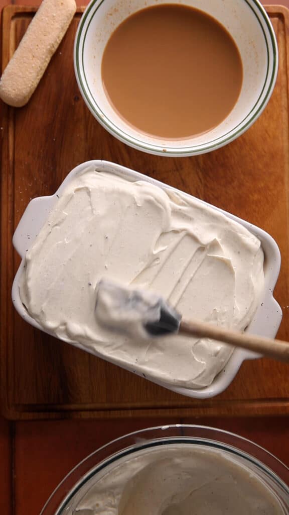 Smoothen out the cream using a spatula.