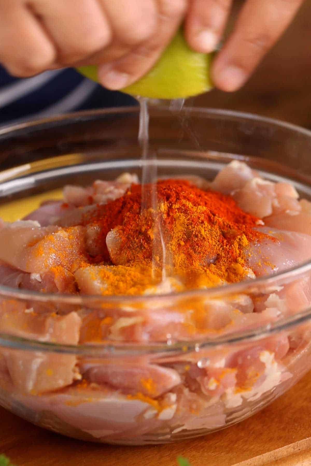 Adding lemon juice to chicken.