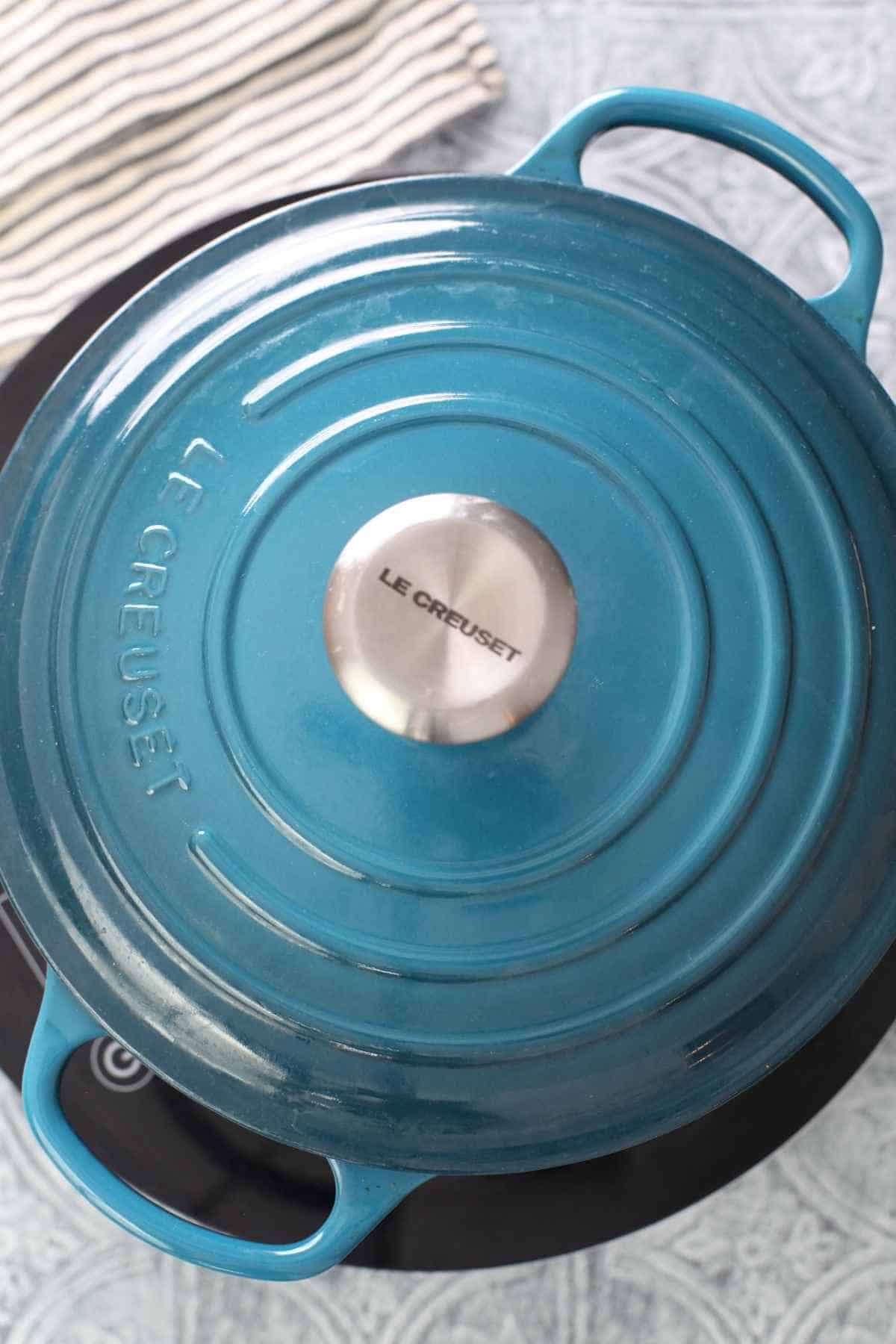 Covered pot to make slow cook mutton.