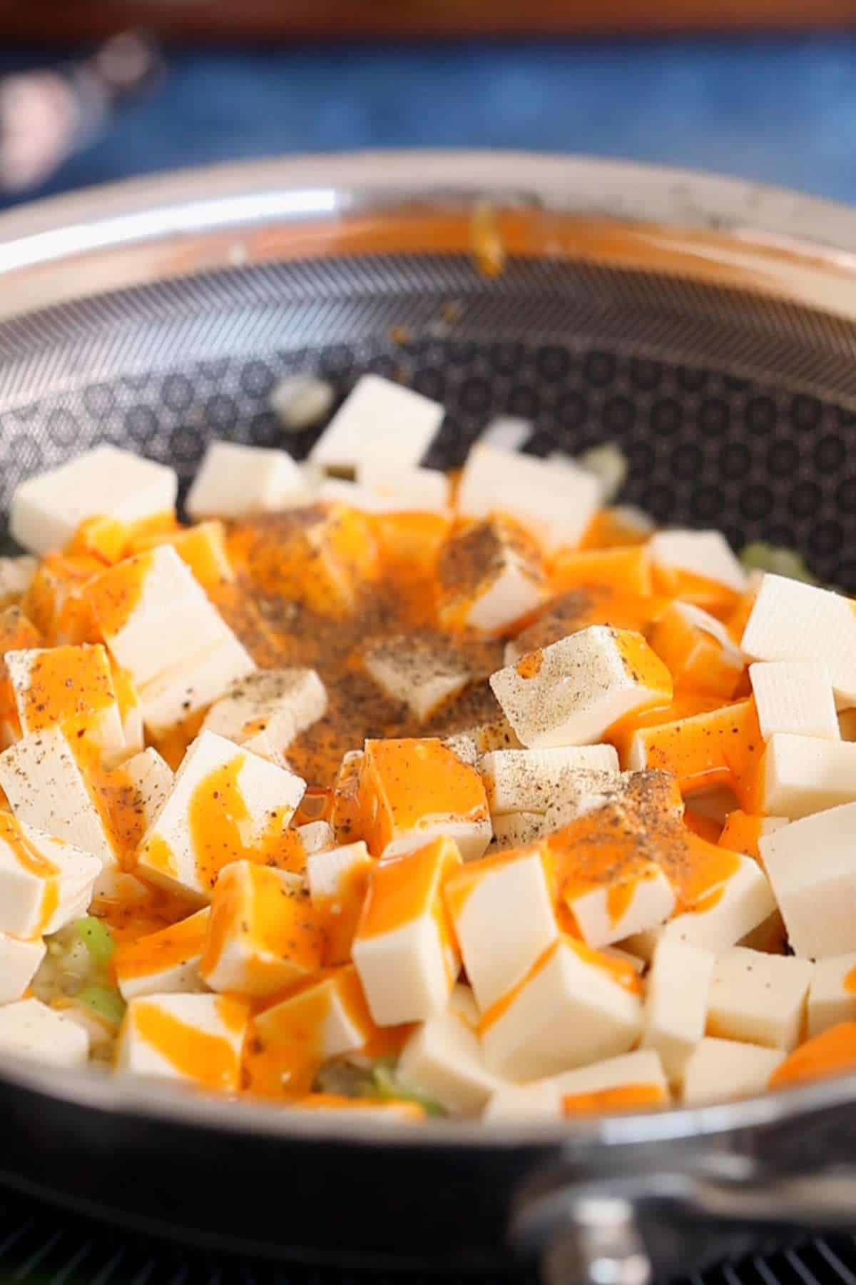 Diced paneer drizzled with peri peri sauce and spices.