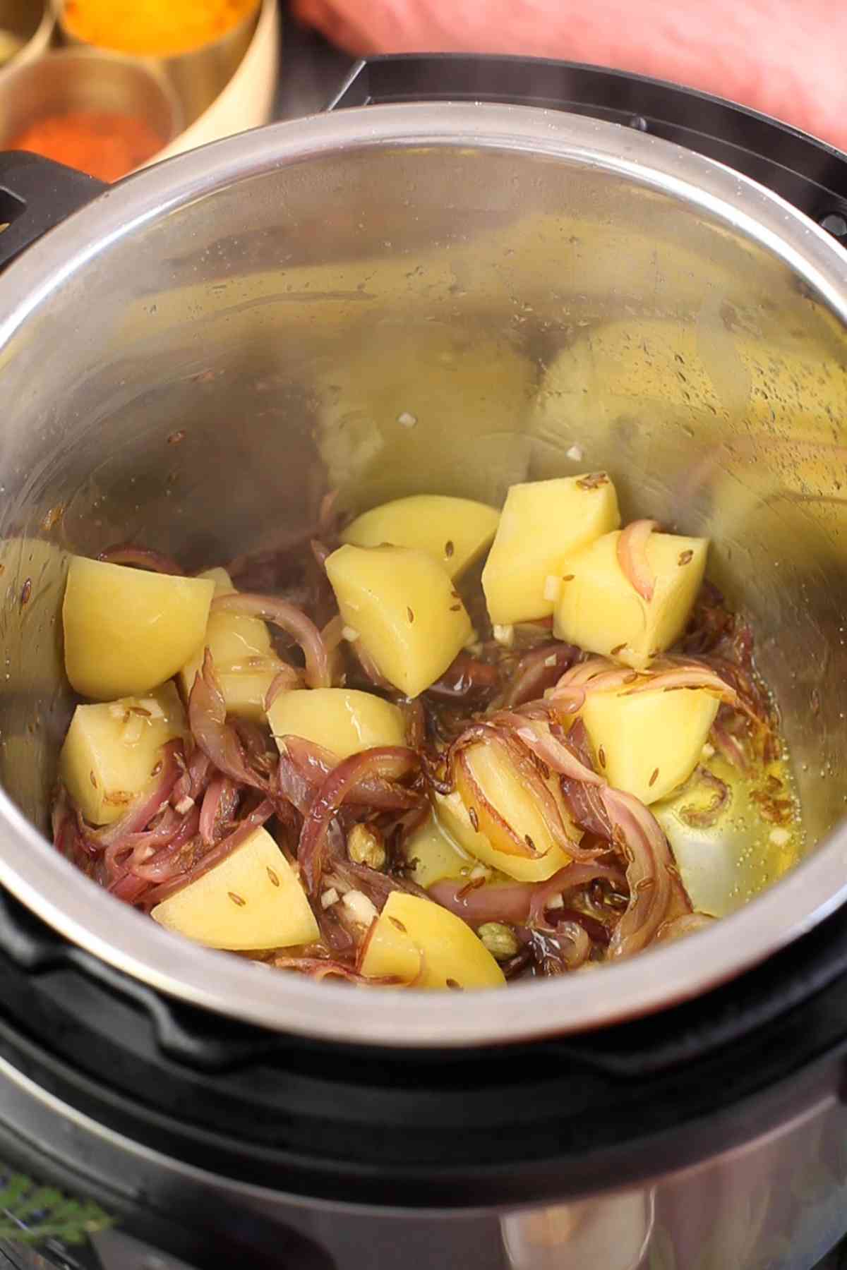 Potatoes and garlic cooked with sliced onions.
