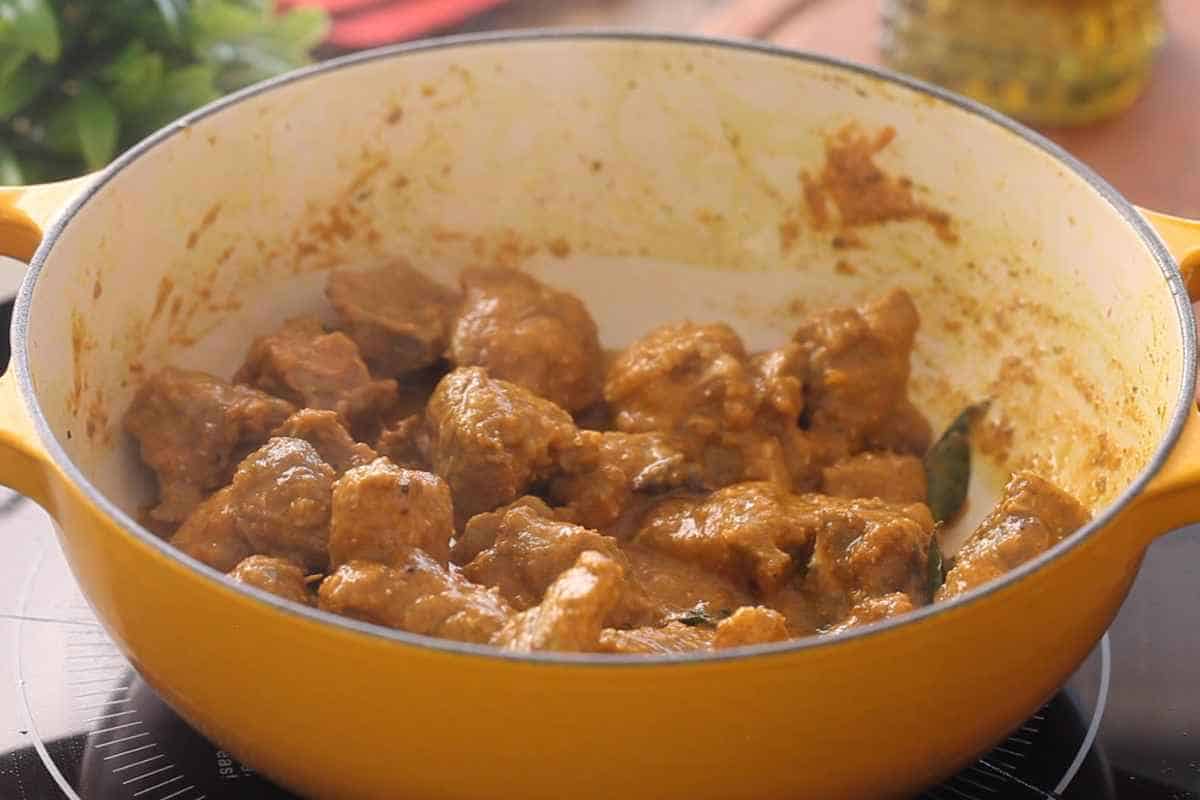 Mix spice paste with lamb and fry the lamb.