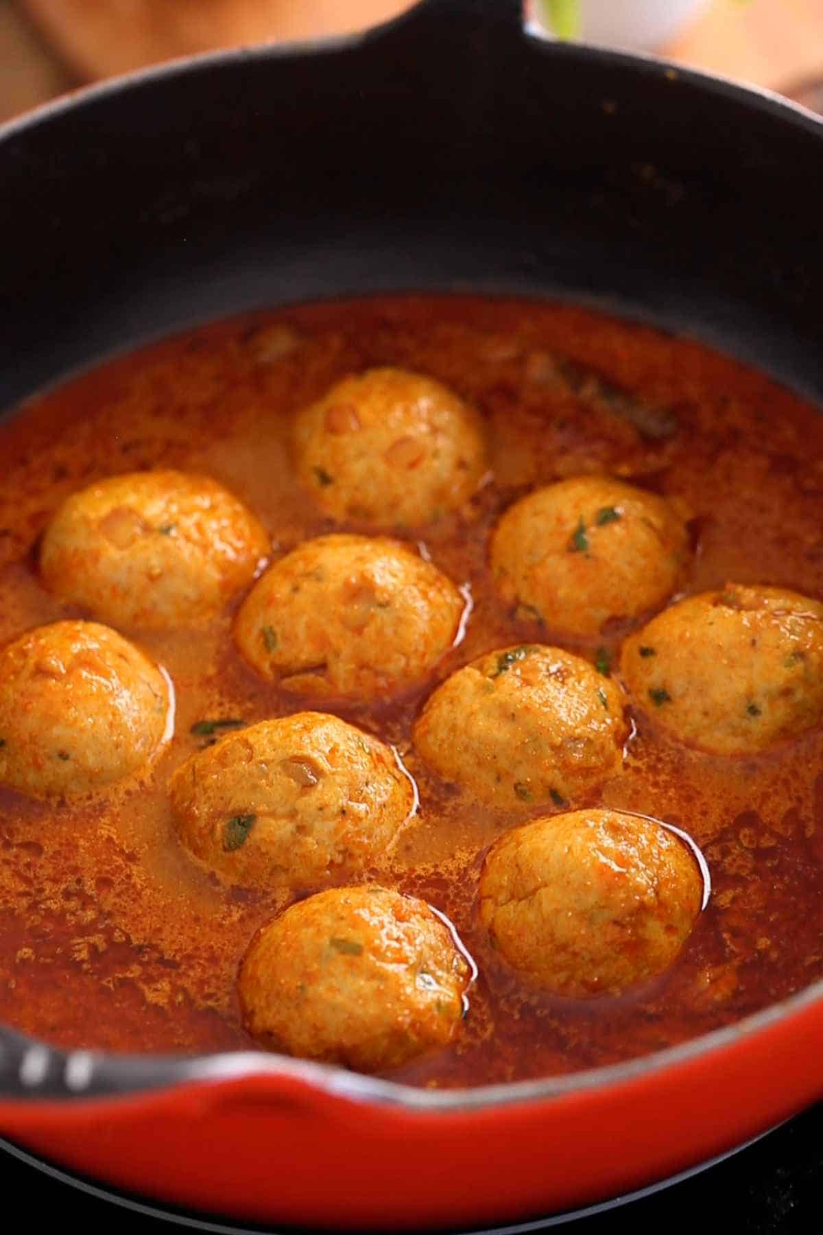 Cooked chicken kofta curry.