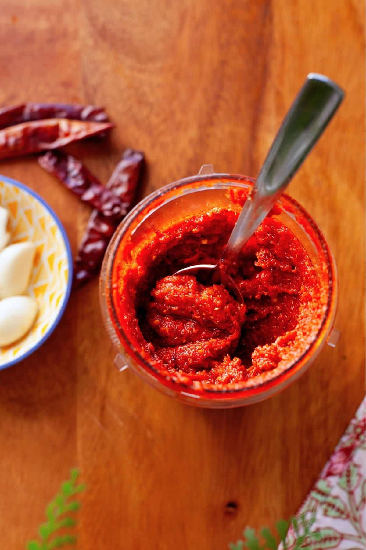 Garlic chutney in a blender jar.