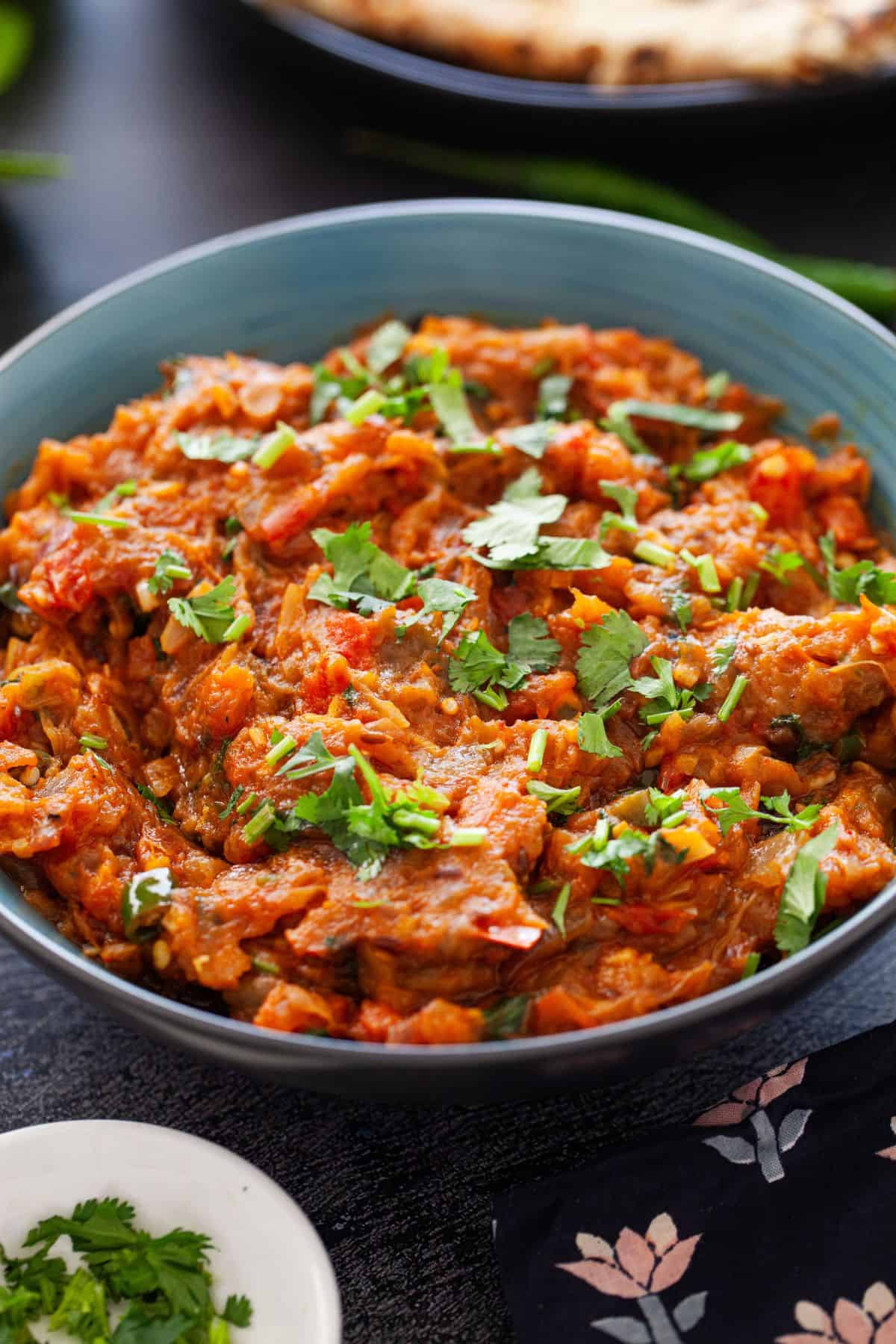 Closeup image of baingan ka bharta.