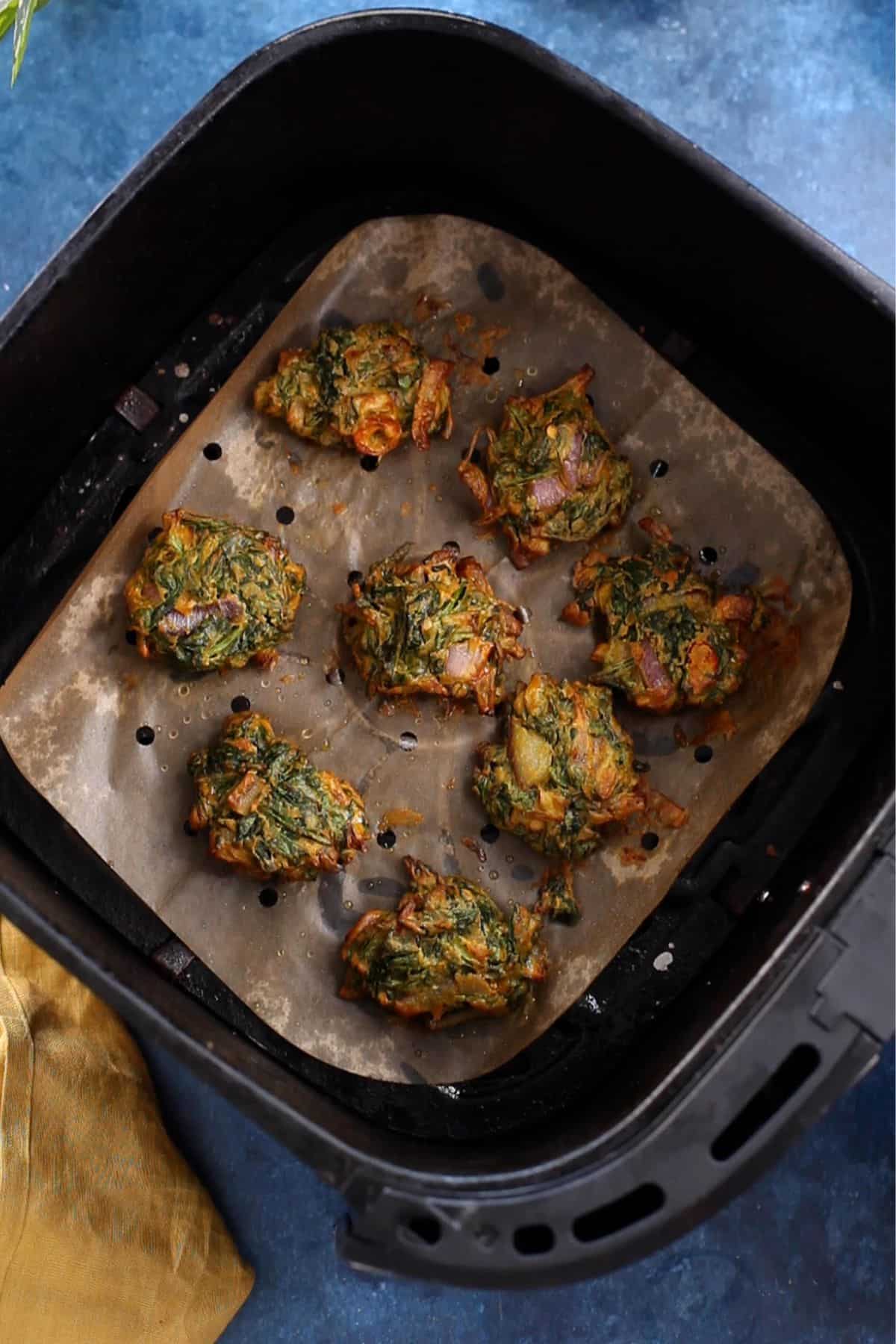 Golden borwn air fried spinach pakoras.