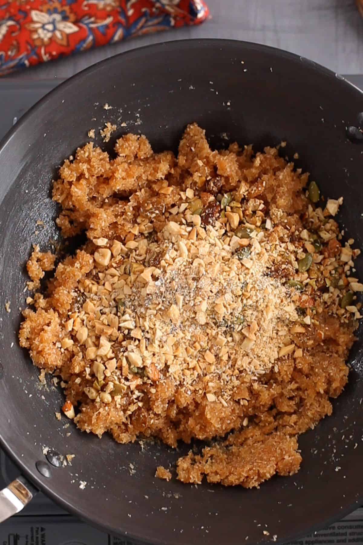 We add the nuts, pumpkin seeds, peanuts and cardamom powder.