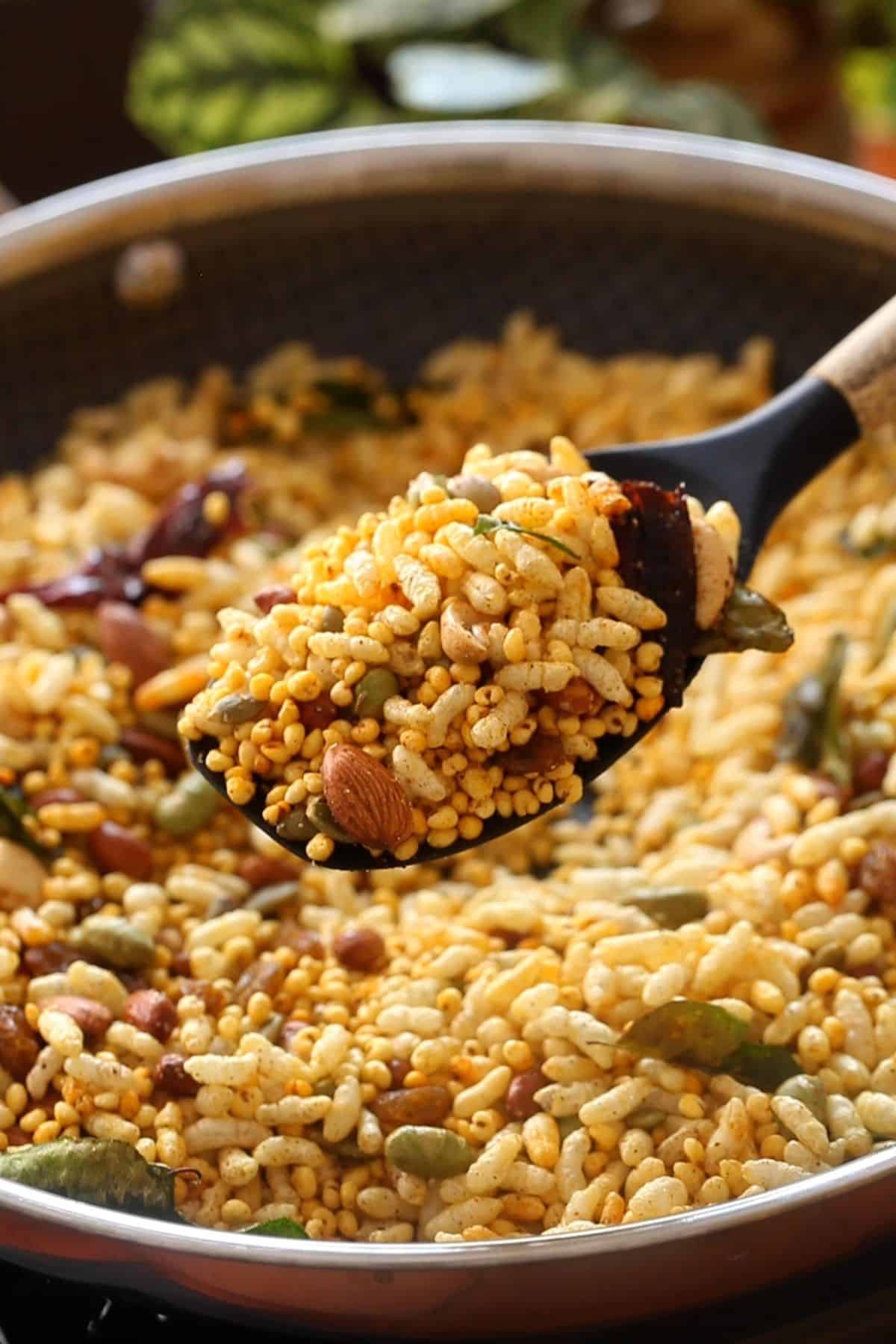 Chivda is ready to store and serve.