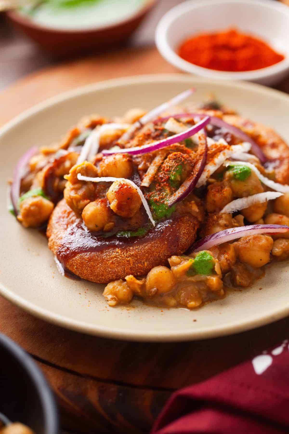 Closeup Image of chole aloo tikki chaat.