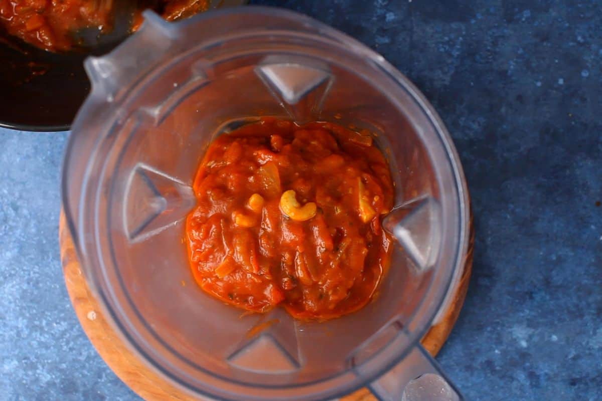 Makhani sauce gravy is placed in a high speed blender. 