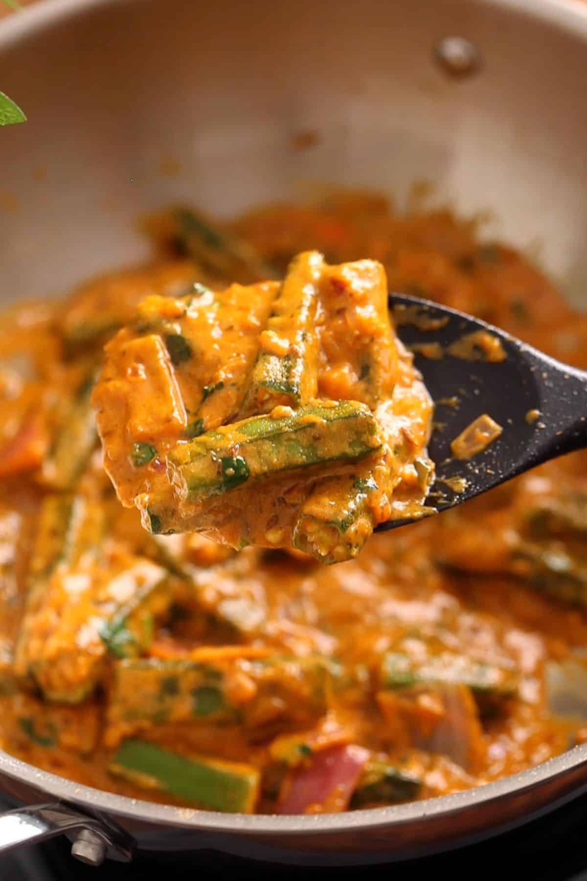 Dhaba bhindi curry is ready to serve.